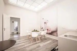 Freundlicher Besprechungsraum der Klinik